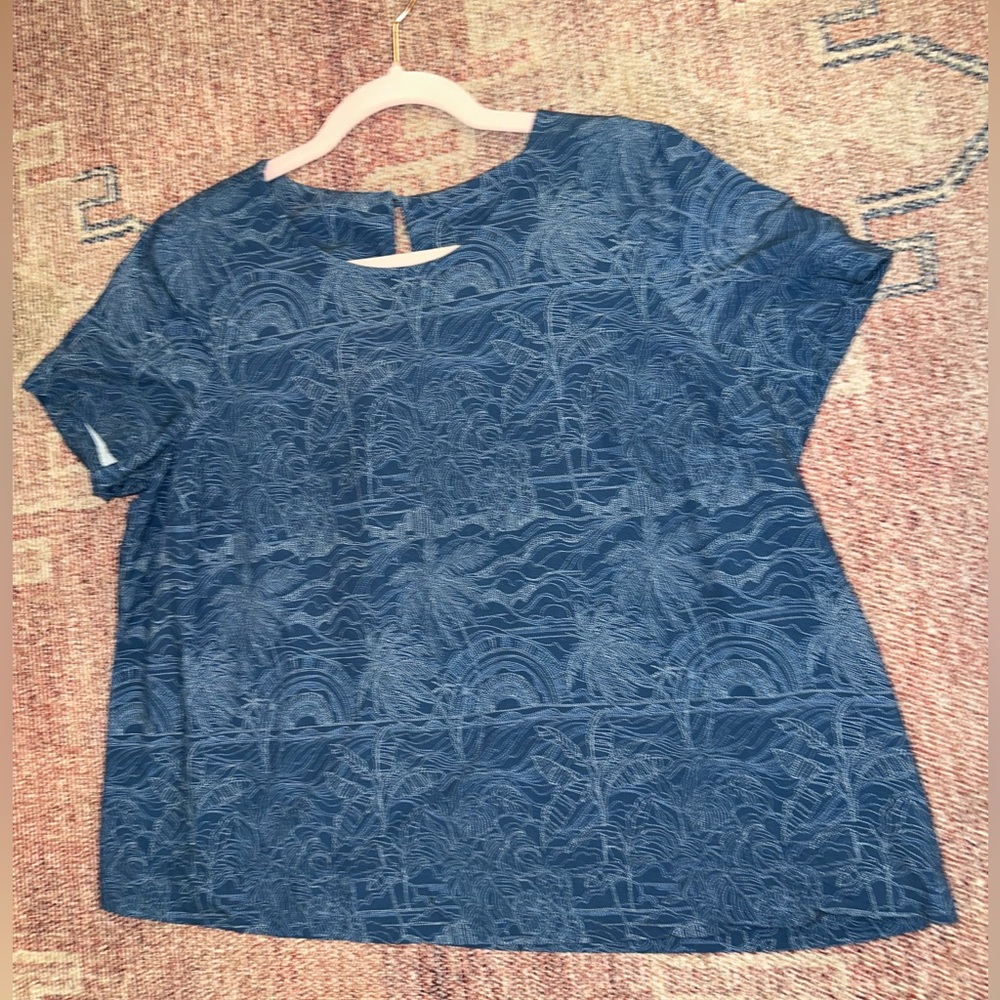 J Jill rayon boxy flowy blue print top with cap sleeves and pleat in back small